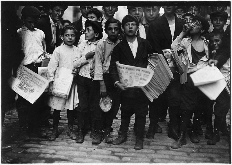 800px-Newsboys_and_newsgirl._Getting_afternoon_papers._New_York_City._-_NARA_-_523329.jpg